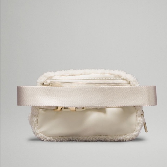 LULULEMON EVERYWHERE BELT BAG LARGE SIZE FLEECE WHITE AND GOLD COLOR NWT - Picture 3 of 5